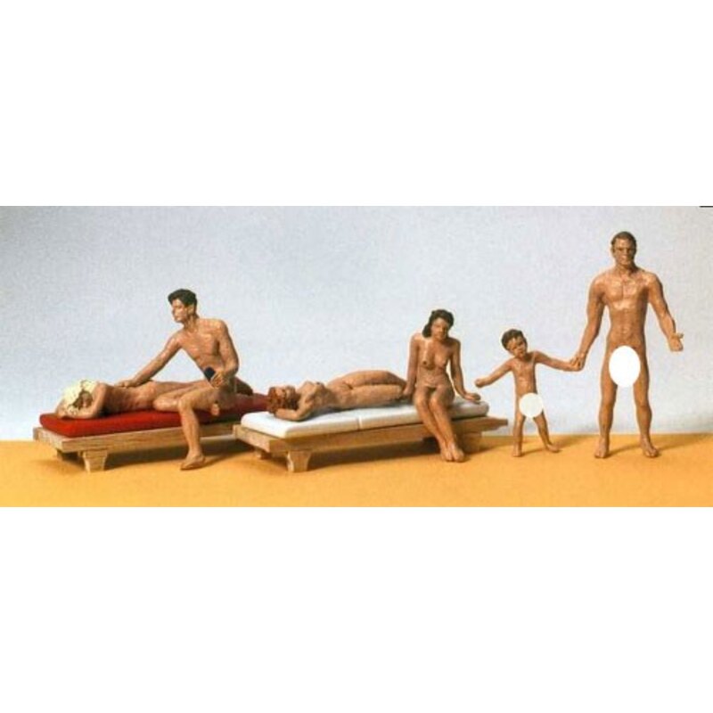 Pareja en la playa de nudistas Pareja en la playa de nudistas