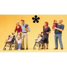 Los padres con niños y cochecitos